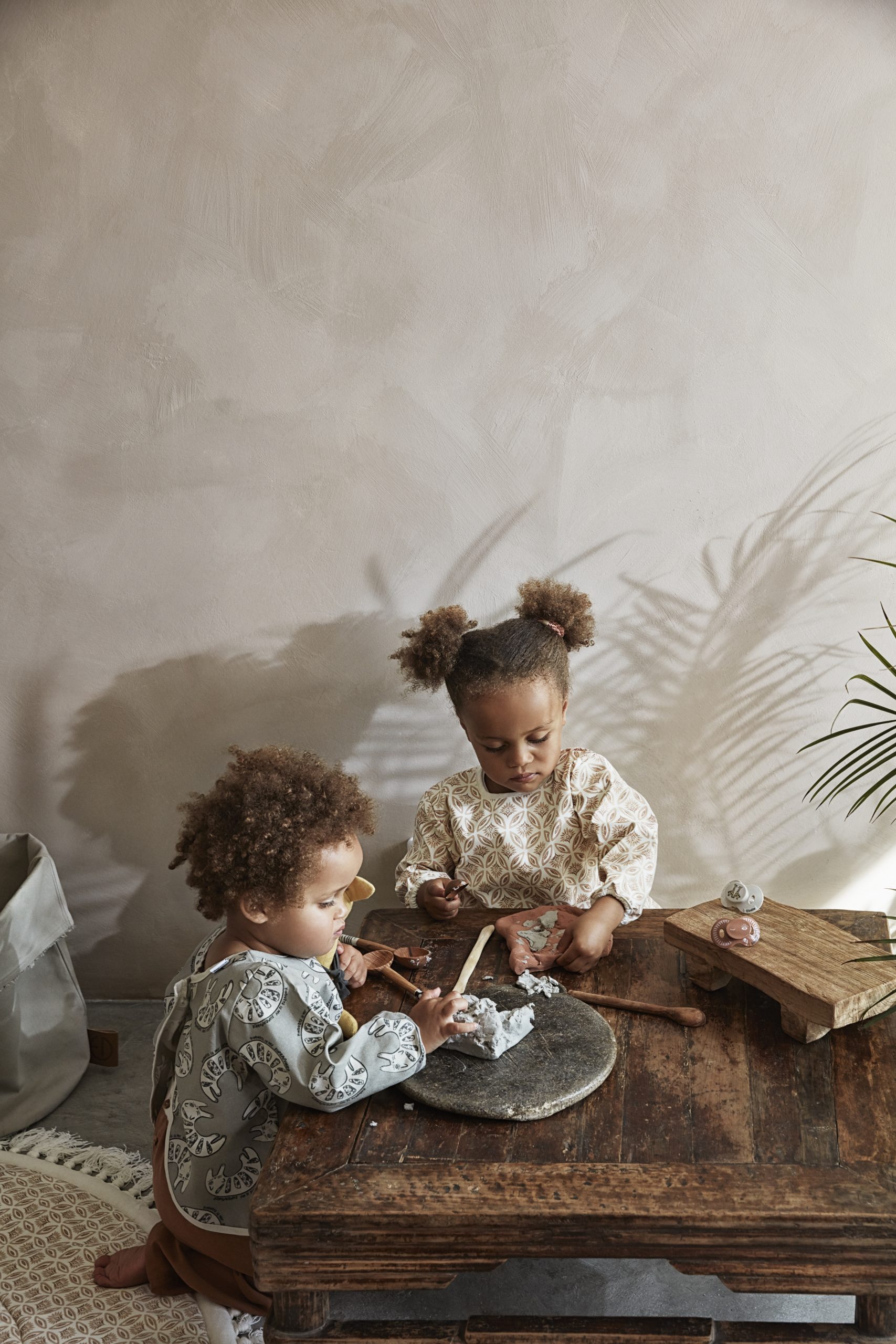 Podbradník s rukávmi Elodie Details - Long Sleeve Bib - Kindness Cat – Obrázok 2