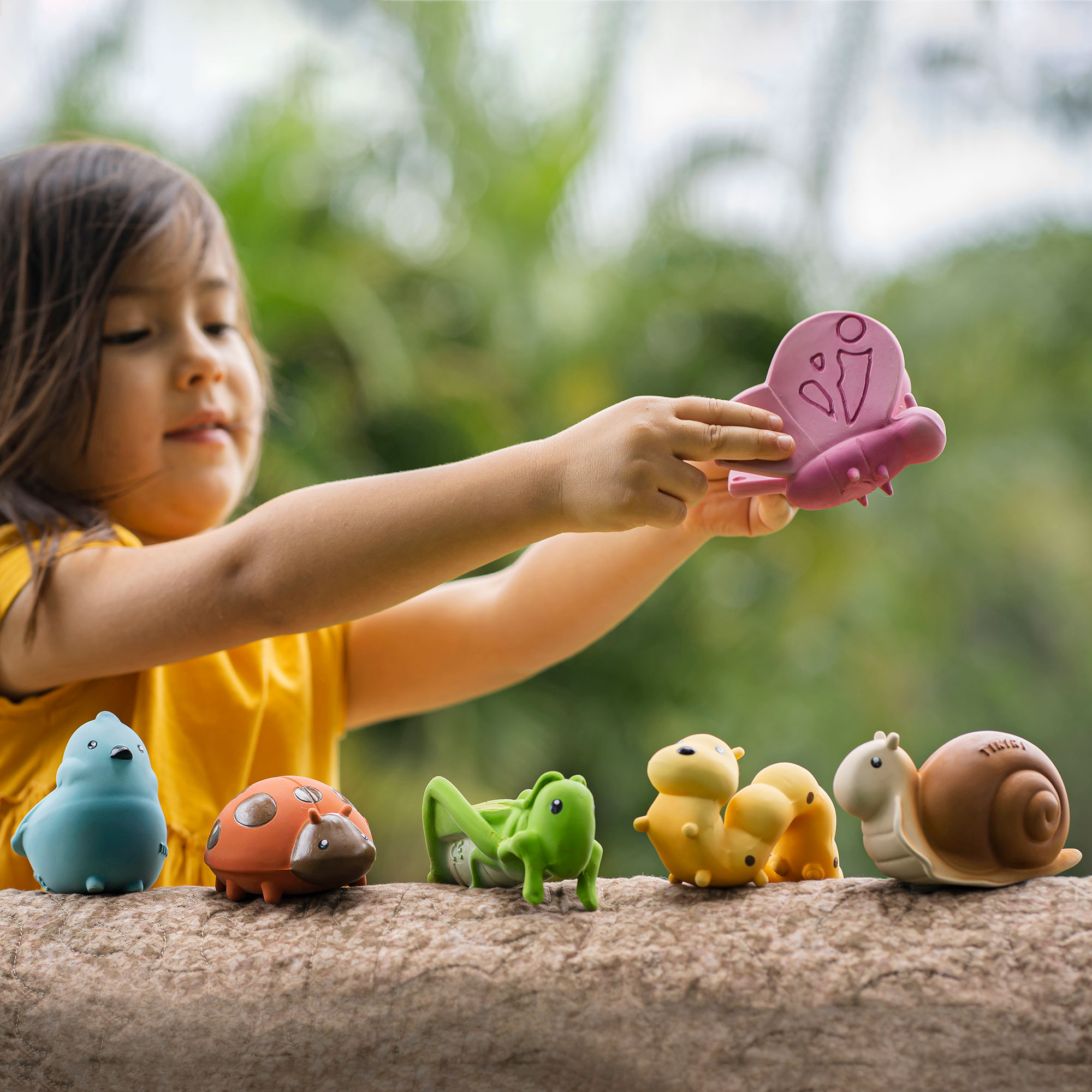 Tikiri Garden Friends - hrkálka a hryzátko z prírodnej gumy – Obrázok 2